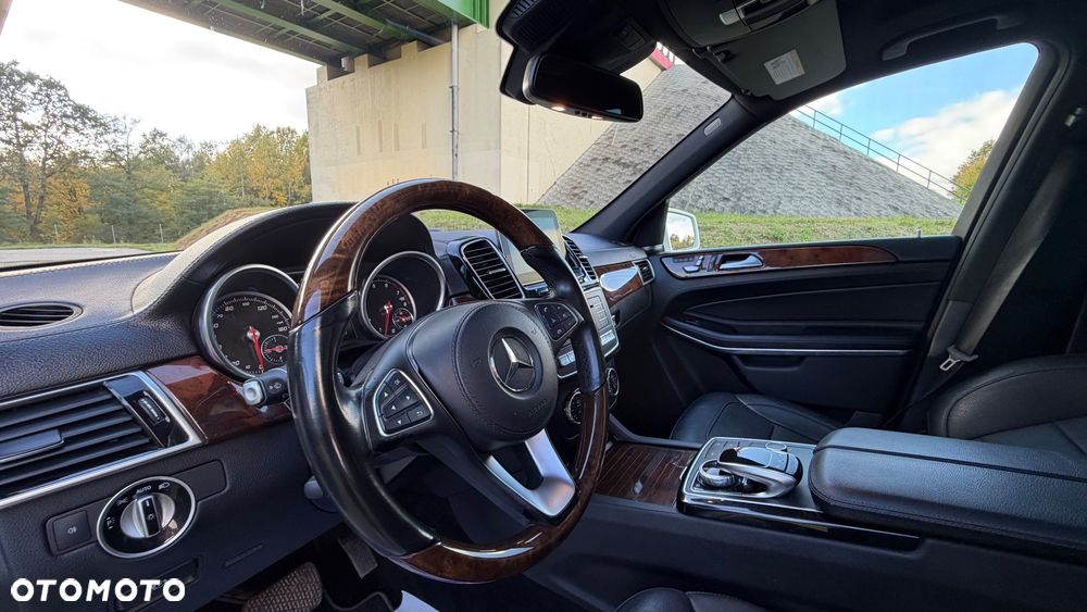 Mercedes-Benz GLS - 22