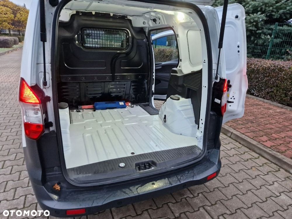 Ford Transit Courier - 14