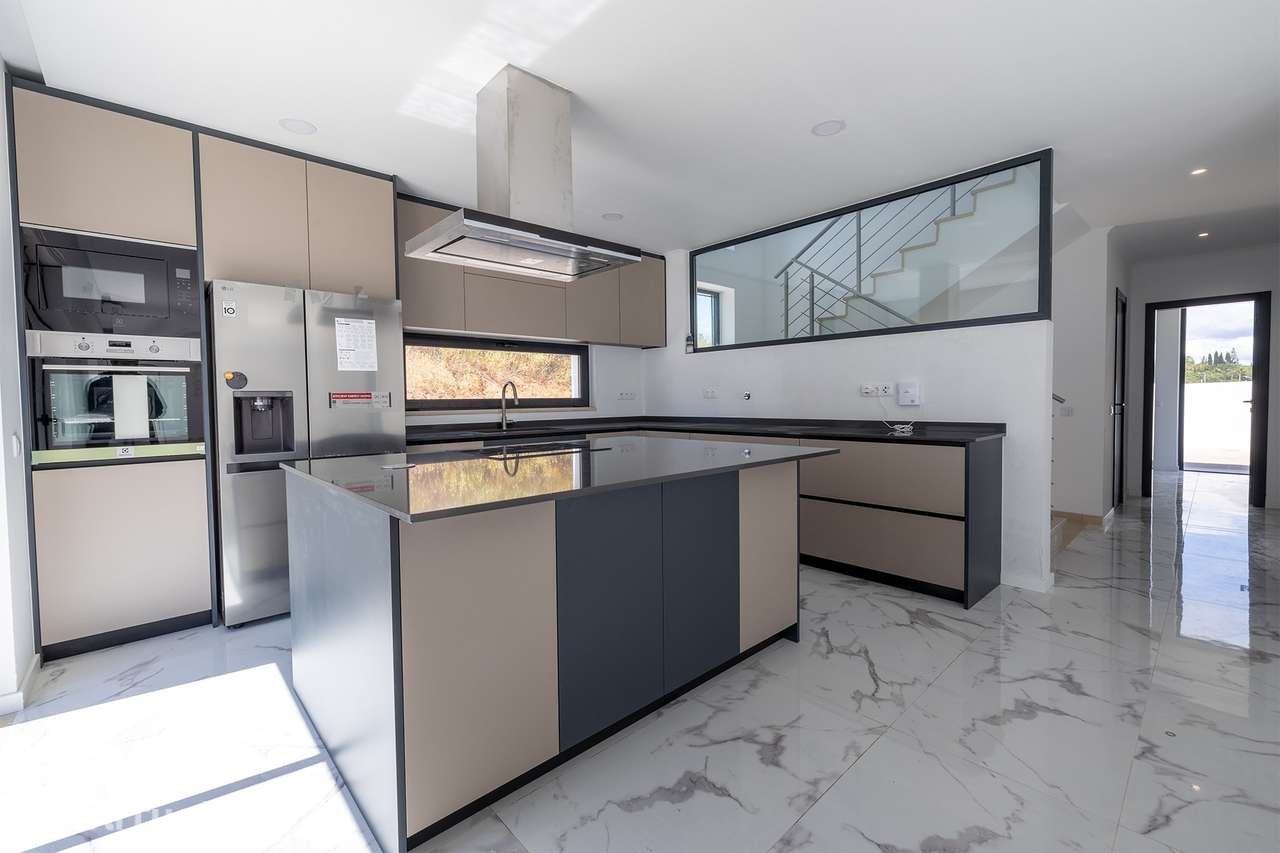 MORADIA DE LUXO T3+1 DE NOVA CONSTRUÇÃO PERTO DA MARINA DE LAGOS, EM L - Grande imagem: 4/32