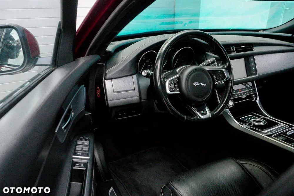 Jaguar XF 2.0 i4D R-Sport - 11