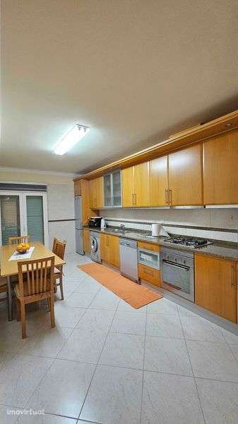 ALUGA SE apartamento T2 - Grande imagem: 2/7