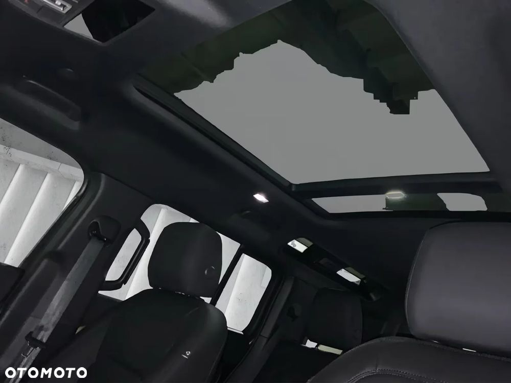 Land Rover Defender 110 D200 X-Dynamic SE - 16