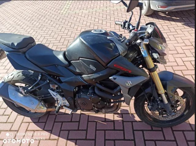 Suzuki GSR - 8