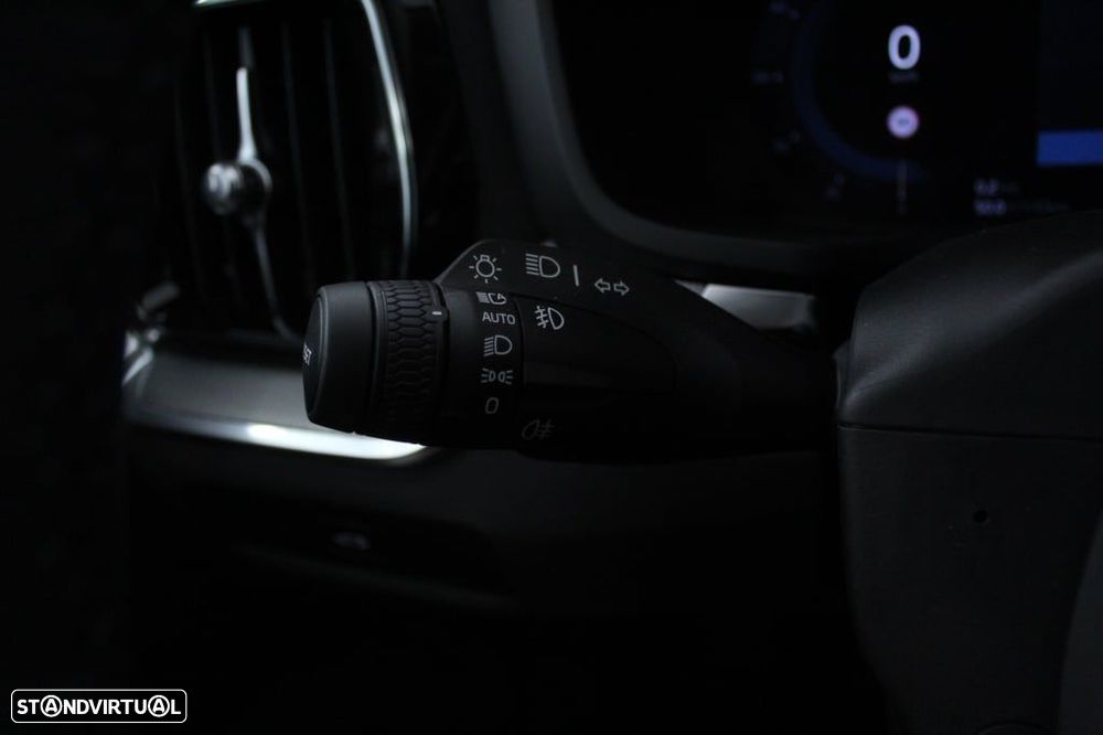 Volvo V60 2.0 B4 Plus Dark Auto - 25