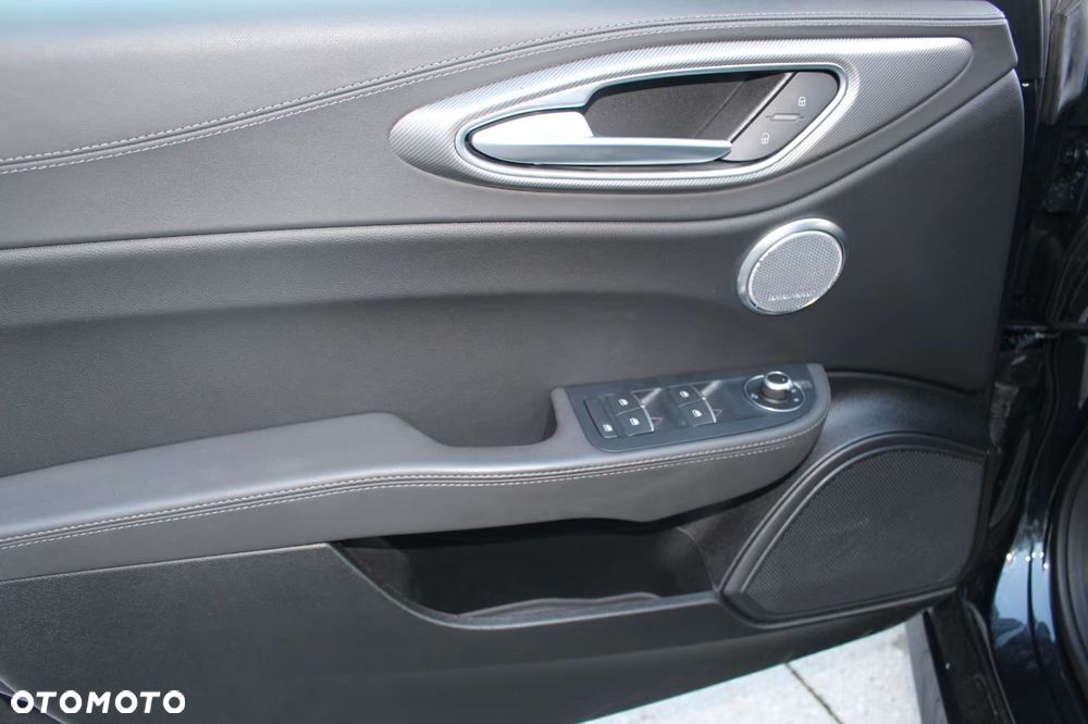 Alfa Romeo Giulia 2.0 Turbo 16V AT8-Q4 Competizione - 9