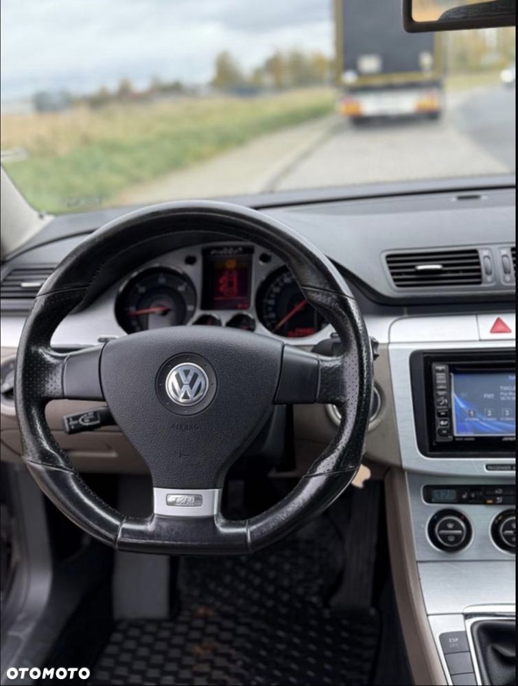 Volkswagen Passat 2.0 TDI Highline - 16