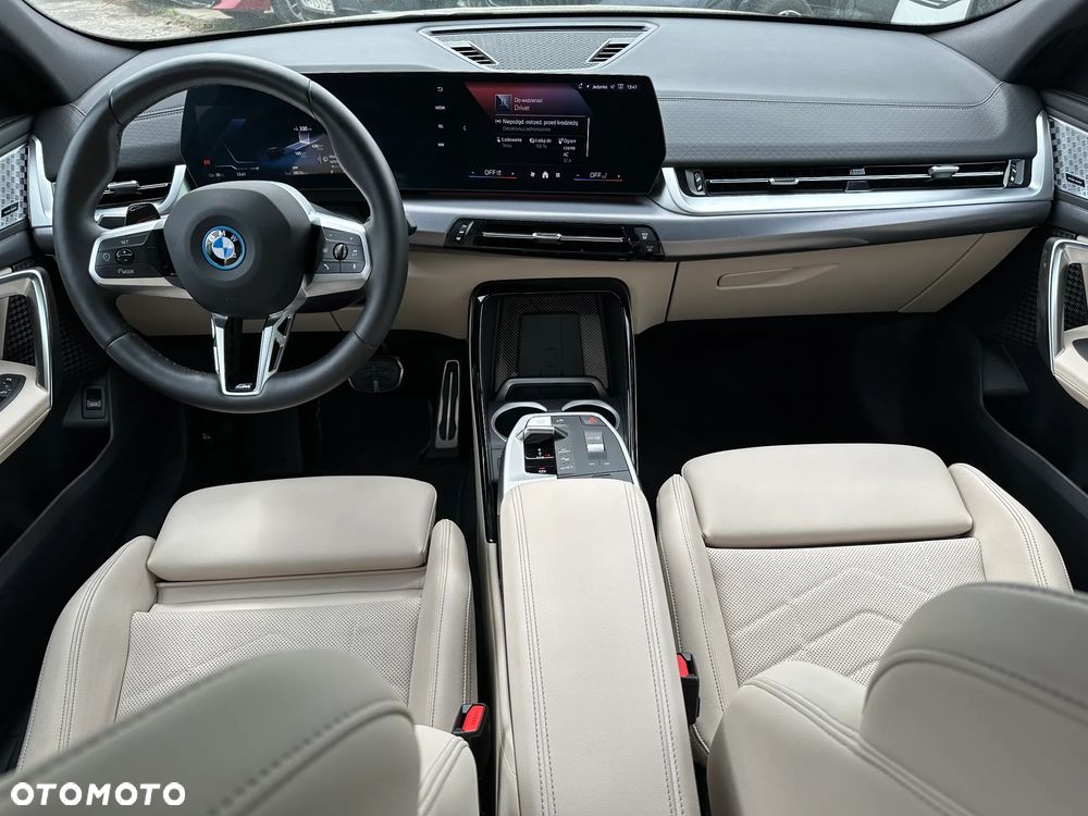 BMW iX2 eDrive20 66.5kWh M Sport - 9