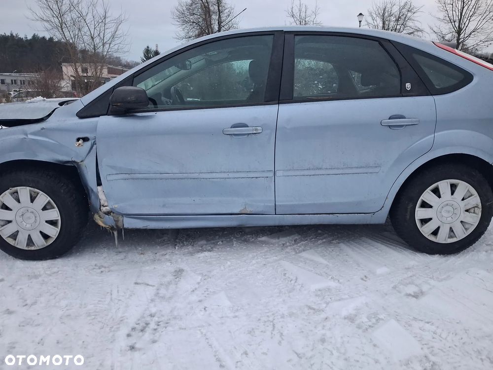 Ford Focus Mk2 2 II HB GHIA silnik 1.6 TDCi HDi 110KM GBDA 10JB alternator turbina skrzynia biegów manual sprzęgło drzwi lewe prawe klapa zderzak błotnik lusterko kolor Z3 Błękit niebieski lampa tył czujniki PDC blenda zamek belka sanki tłumik wydech zwrotnica mcperson maglownica pompa wspomagania paliwa przewód sterownik radio boczek fotel fotele szyba czołowa czujnik podszybie wiązka panel sterownik silnika abs serwo belka konsola kierownica osłona atrapa zacisk podłokietnik tapicerka podsufitka lampka rozrusznik alternator klimatyzacja kierownica NA CZĘŚCI WSZYSTKIE CZĘŚCI - 3