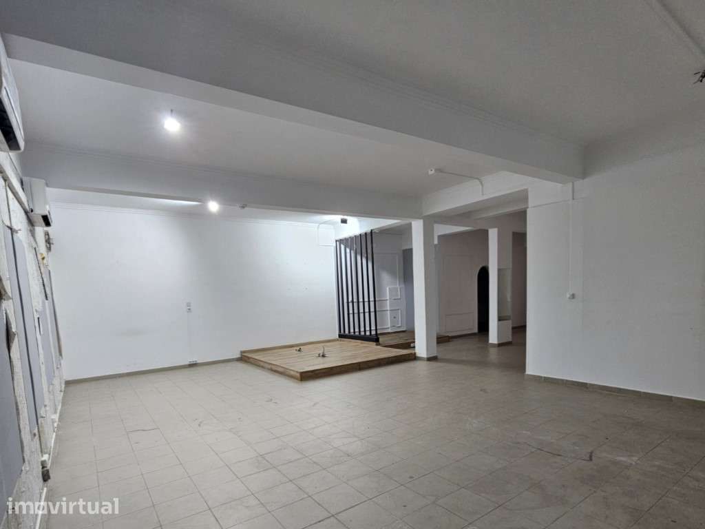 Loja de 155m2 com Parqueamento na Amadora - Grande imagem: 4/23