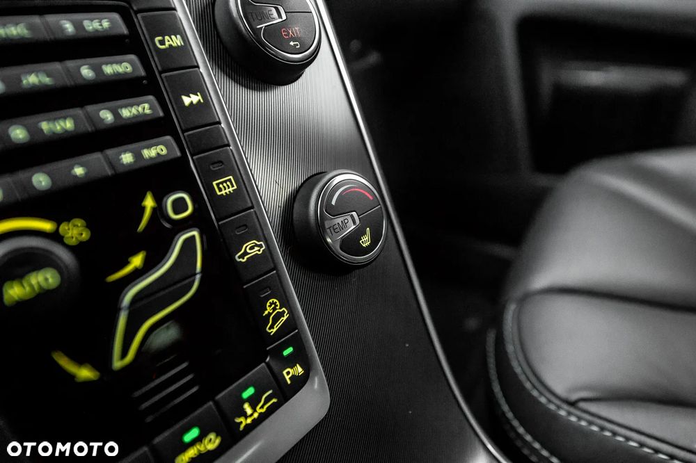 Volvo XC 60 2.4D AWD R-Design - 33