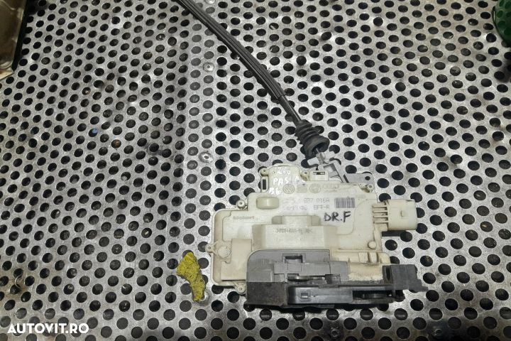 Broasca usa fata dreapta 3C1837016A 3C1837016A Volkswagen VW Passat B - 1