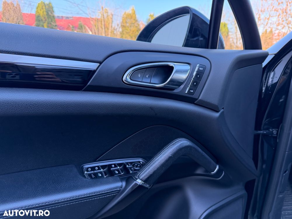 Porsche Cayenne 3.0 L - 12