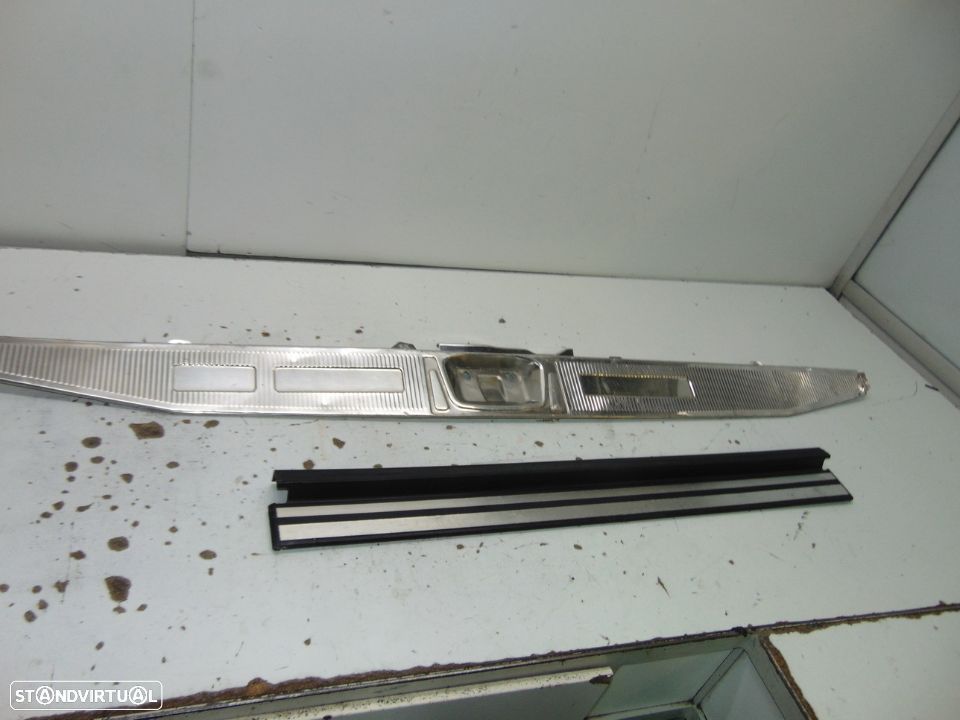 Mercedes w124 friso da mala em aço inox e pousa pes - 1