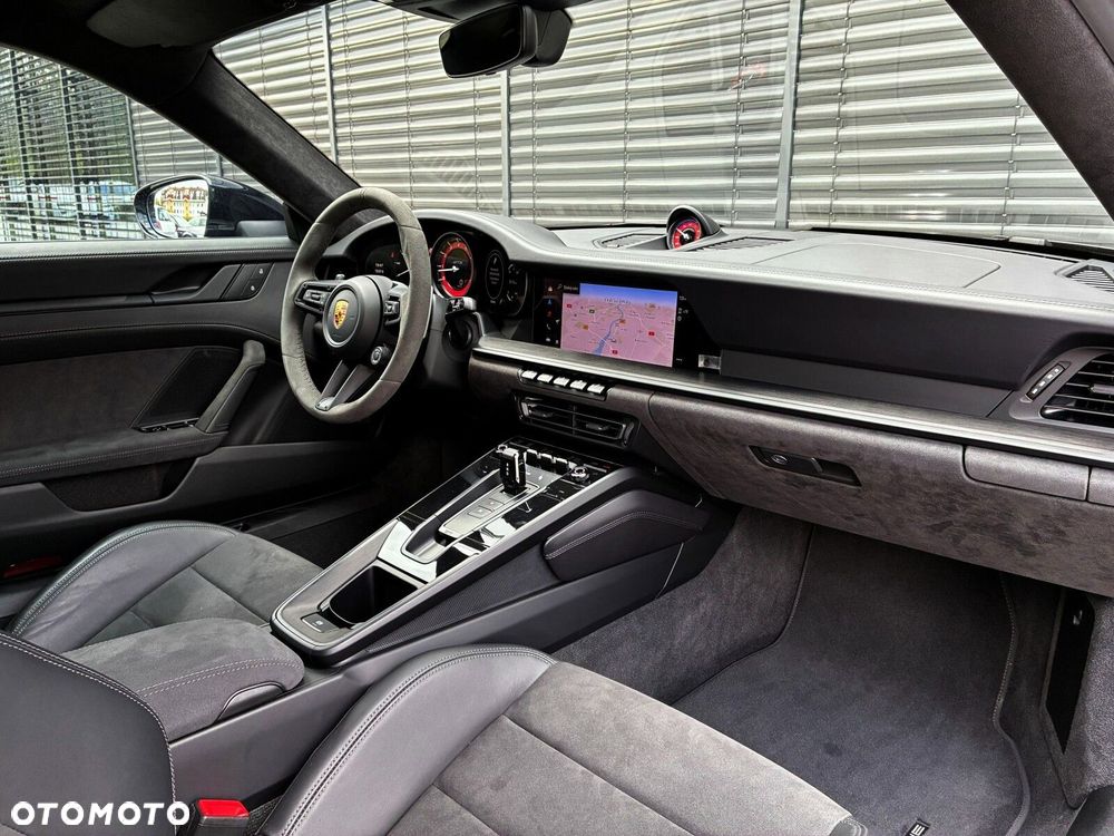 Porsche 911 Carrera 4 GTS - 33