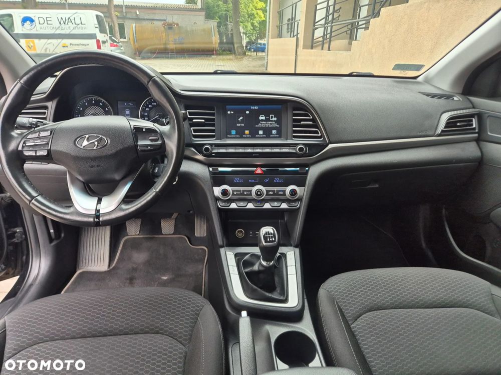 Hyundai Elantra 1.6 Comfort - 16