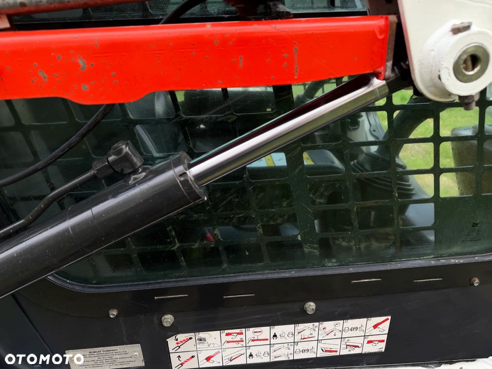 Bobcat S450 ładowarka 4x4 wózek terenowy. Łyżka. Pełne sterowanie z dżojstika jazda i praca. Aktualne serwisy DEKRA 2026r. Dokumentacja Pełna. Silnik Kubota 4cyl 55km. Maszyna Jak Nowa z Salonu! Pochodzi z Norweskiego Gospodarstwa! 2019 rok 1880 mtg! Zero luzów i wycieków. Bardzo mocna i wydajna maszyna o małych gabarytach! Idealna do stajni oraz Budownictwa. OKAZJA TANIO 3 wyjścia Hydrauliczne pod urządzenia!! - 16