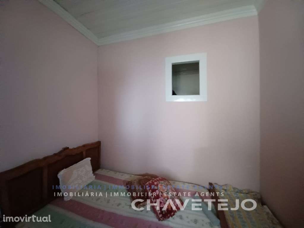 Casa de habitação e armazém com logradouro em aldeia. - Grande imagem: 4/30