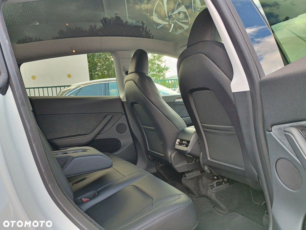 Tesla Model Y Long Range AWD - 19