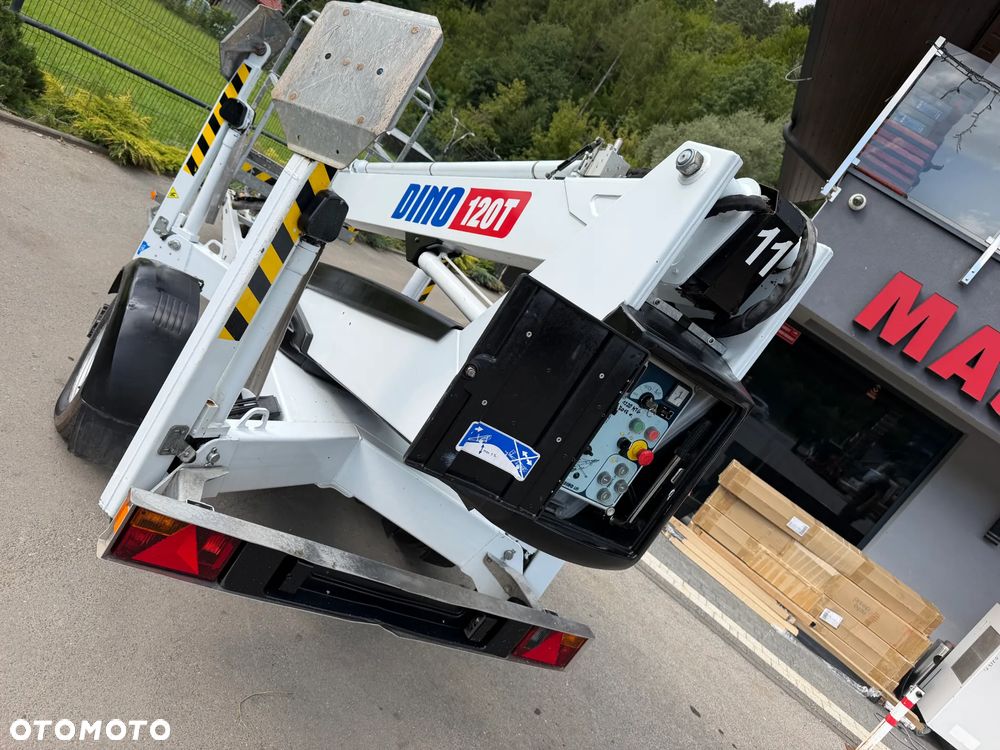 Nifty DINO 120T. Zwyżka koszowa 12 metrów wysuwana na raz. Podnośnik HDS. Napęd Hydrauliczny na dwa koła. Obraca się w koło 360. jak nówka z salonu. 2016 rok. 1220 mtg. Książka Serwisowa od nowości do wglądu. PRĄD 230v. 4 sekcje sterowania na dole. Nowy model! Z komuny Norweskiej. Używana była 1 raz do roku. Serwisowana w DEKRA do końca OKAZJA. Zwyżka Obrotowa. Poziomowanie kosza. Pełna Hydraulika. Sterowanie góra dół! Wysuwane ramie. Wieniec tryby zero zużycia! Ani deka luzów i wycieków. Mała lekka i zwinna zwyżka o potężnym zasięgu. OKAZJA TANIO. Do rejestracji. Import Norwegia! Posiadam 4 sztuki wszystkie jak nowe z salonu. Zapraszam do przetestowania. Nowy Sącz. woj. Małopolskie - 2