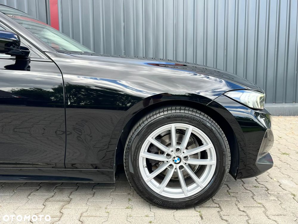 BMW Seria 3 318d mHEV - 11