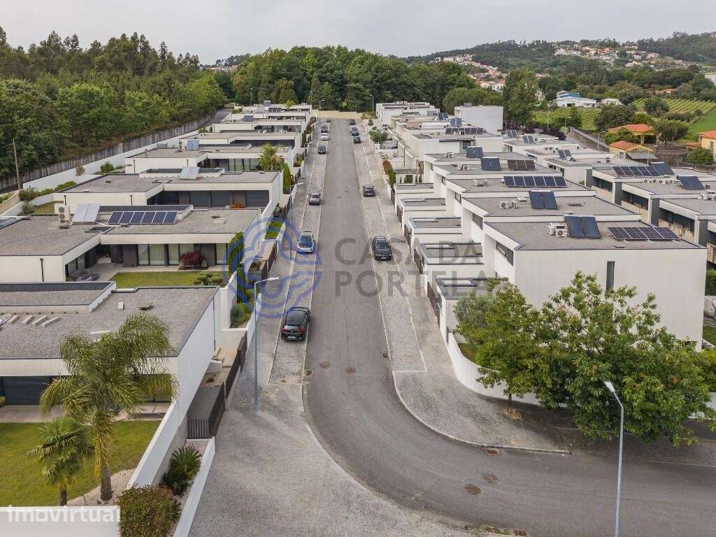 Moradia T3+1 Nova em Banda — Gavião, V.N. Famalicão | Lareira 2 Frente - Grande imagem: 2/47