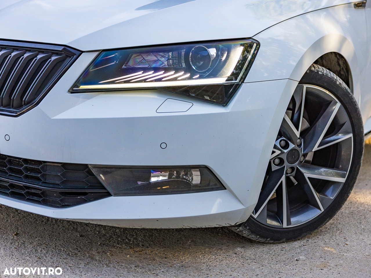 Skoda Superb 2.0 TDI DSG Sportline - 27