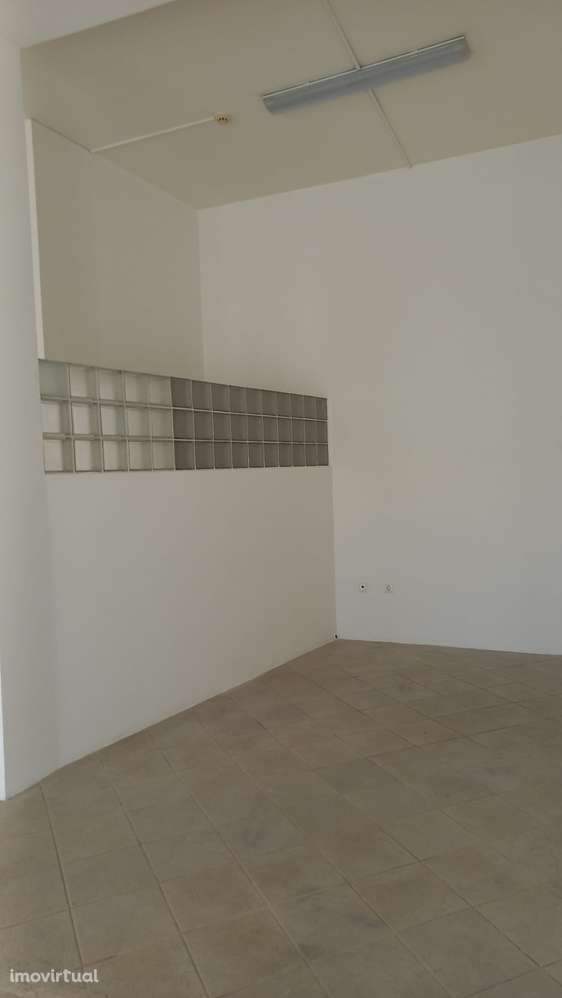 Armazém em Canidelo com estacionamento pavimentado - Grande imagem: 3/43