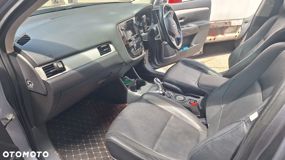 Mitsubishi Outlander - 11