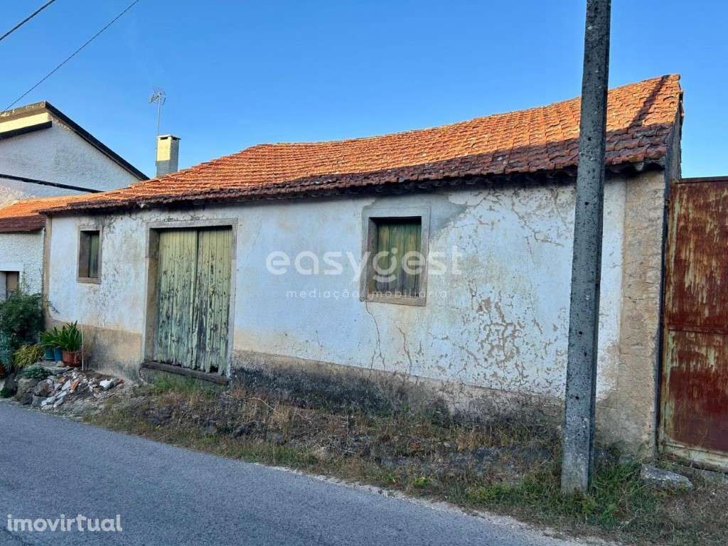 Moradia para recuperação em lote de 3800m2 em pacata aldeia - Grande imagem: 3/32