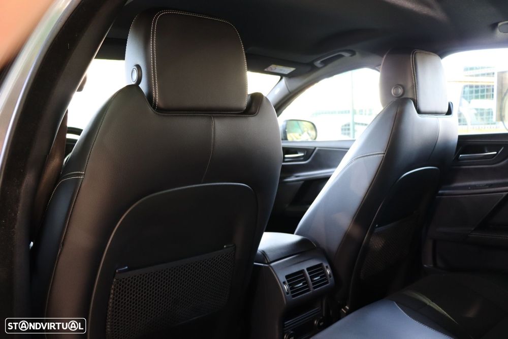 Jaguar XE 2.0 D R-Sport - 22
