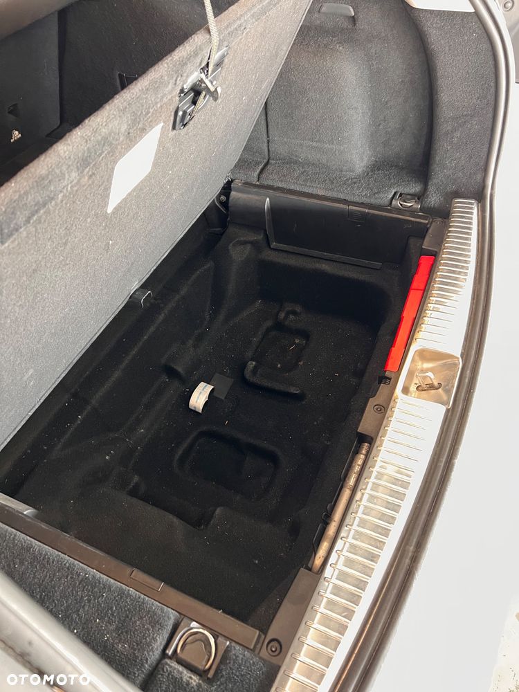 Mercedes-Benz Klasa E 220 d 4-Matic 9G-TRONIC - 28