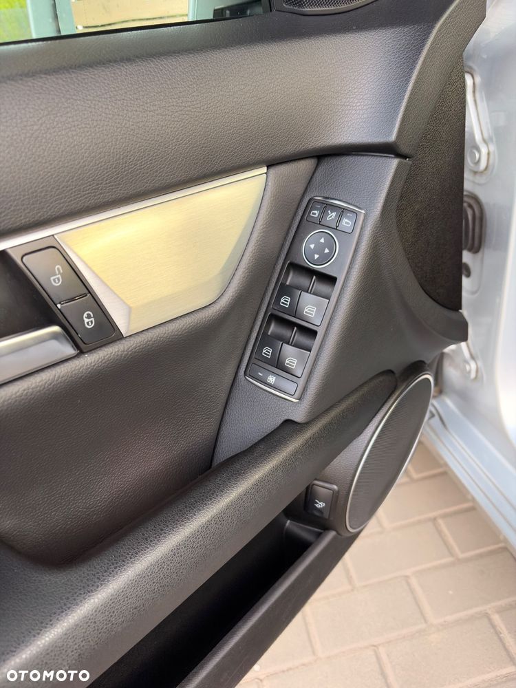Mercedes-Benz Klasa C 180 CGI Automatik BlueEFFICIENCY Avantgarde - 11