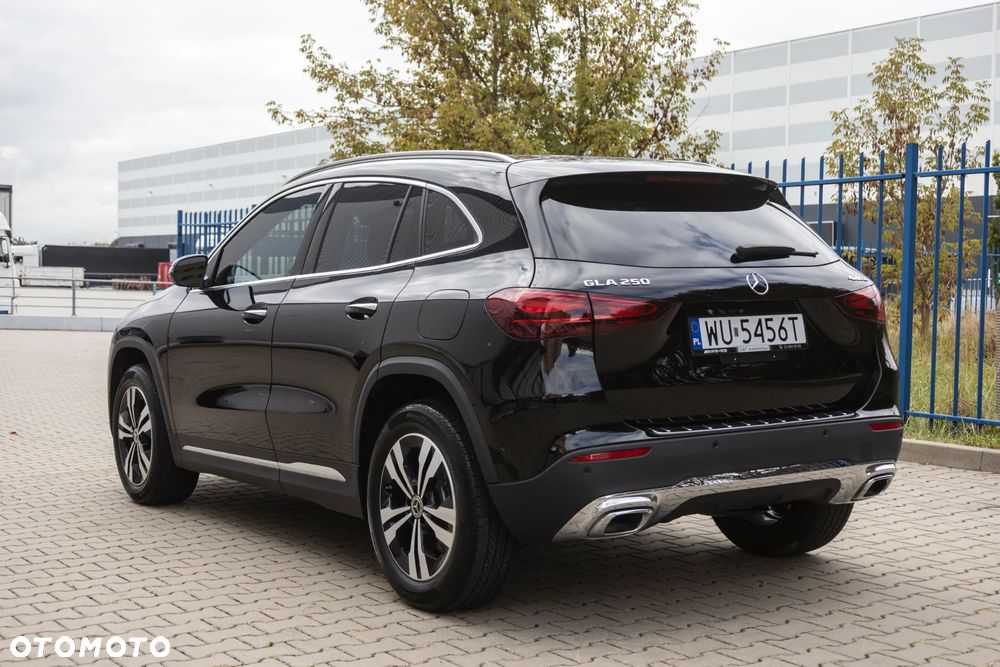 Mercedes-Benz GLA - 4