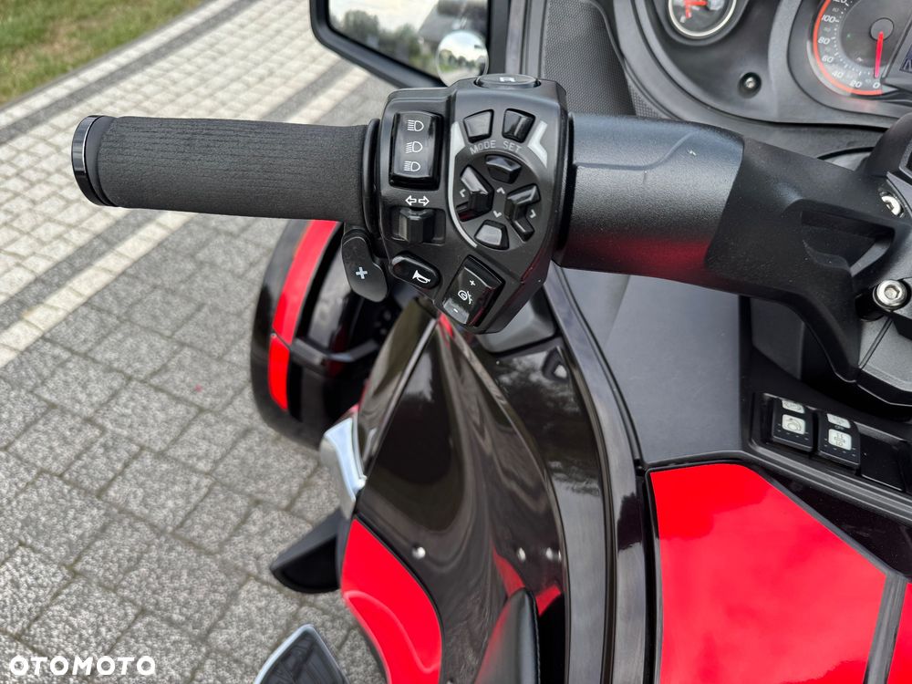 Can-Am Spyder - 10