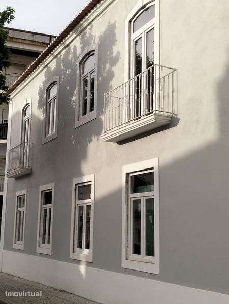 Moradia T12 totalmente remodelada no centro de Almeirim - Grande imagem: 3/12