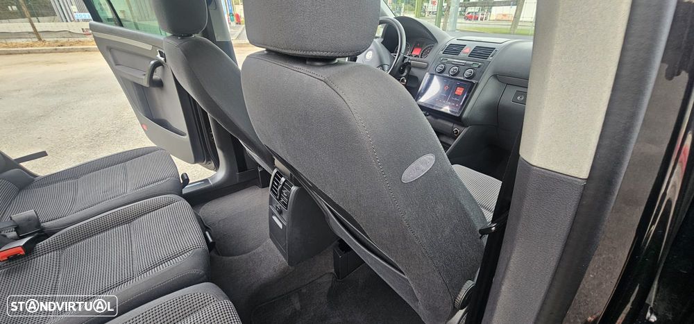 VW Touran 2.0 TDI Highline 7L - 17