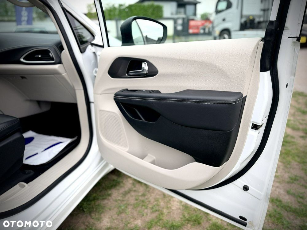 Chrysler Pacifica - 17
