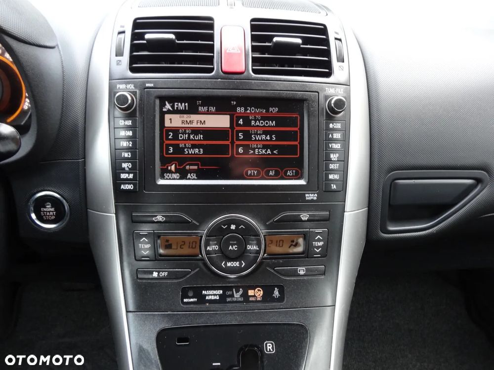 Toyota Auris 1.6 Premium MS - 26