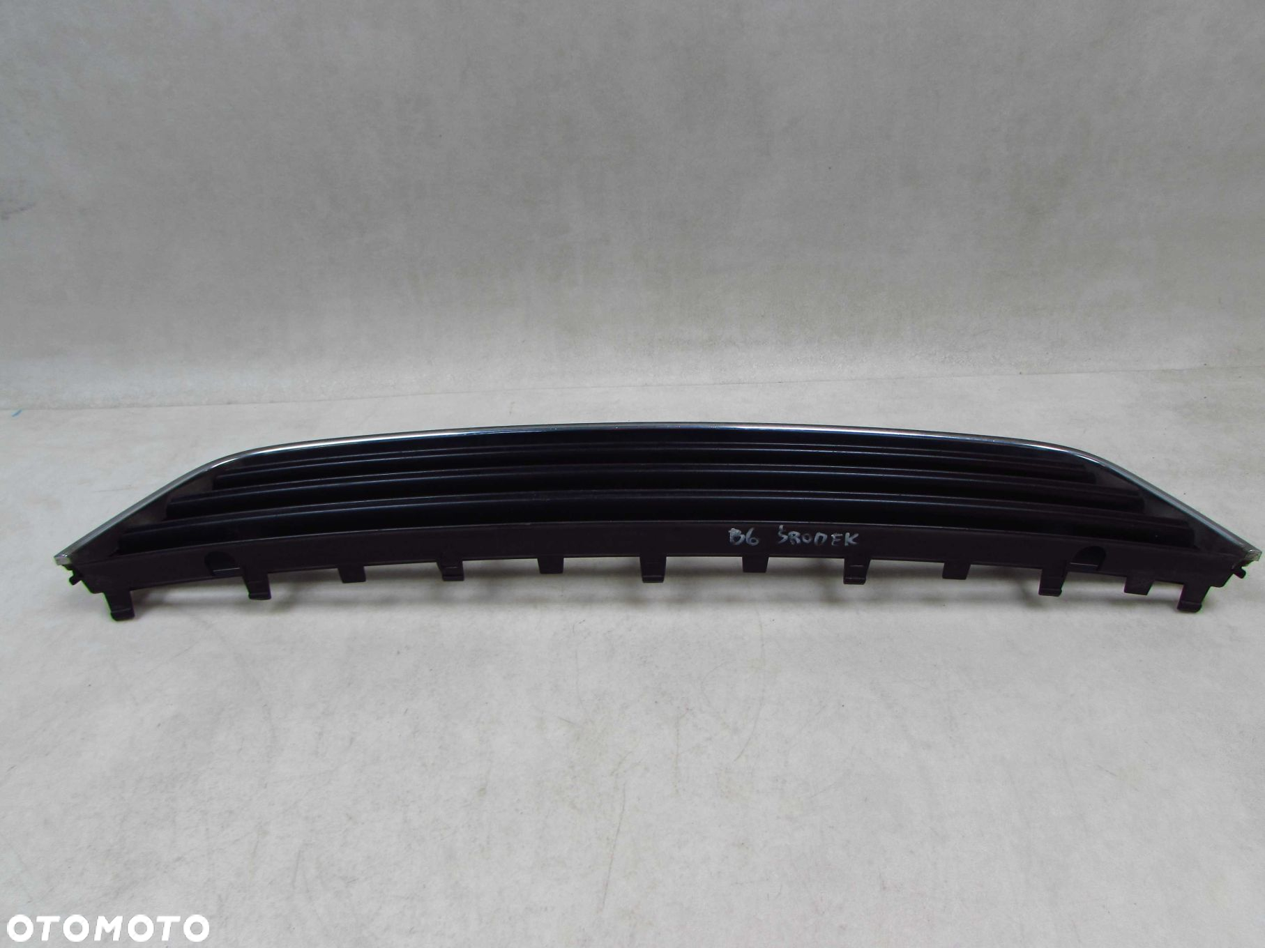 VW PASSAT B6 05-10 KRATAKA ATRAPA ZASLEPKA SRODKOWA ZDERZAKA 3C0853677 - 3