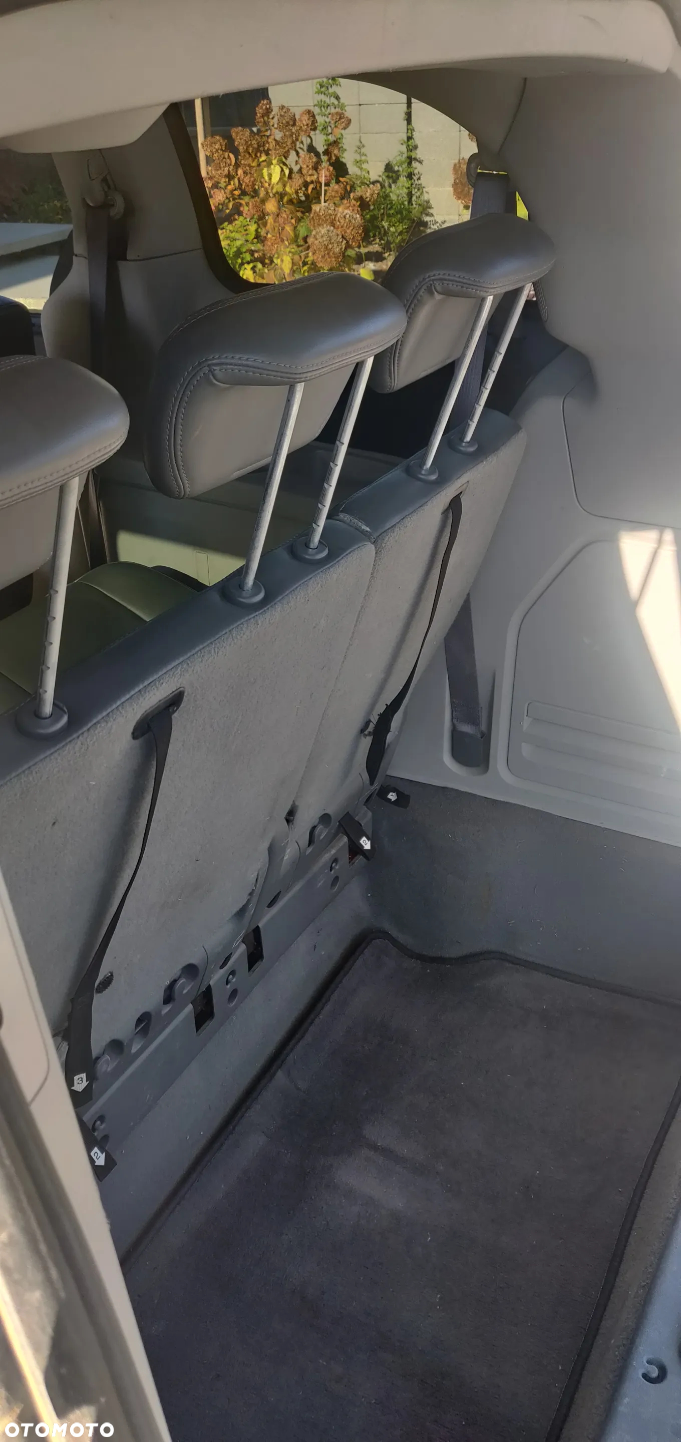 Volkswagen Routan - 15