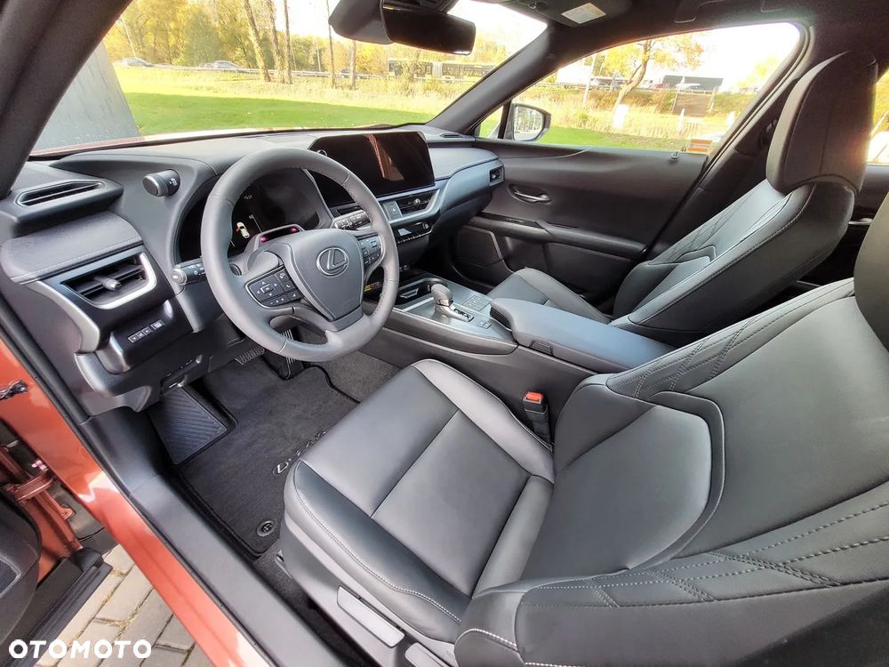 Lexus UX 300h F Sport Design - 3