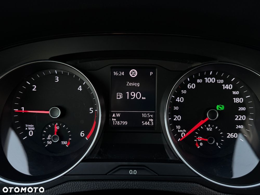 Volkswagen Passat 2.0 TDI SCR DSG Conceptline - 13