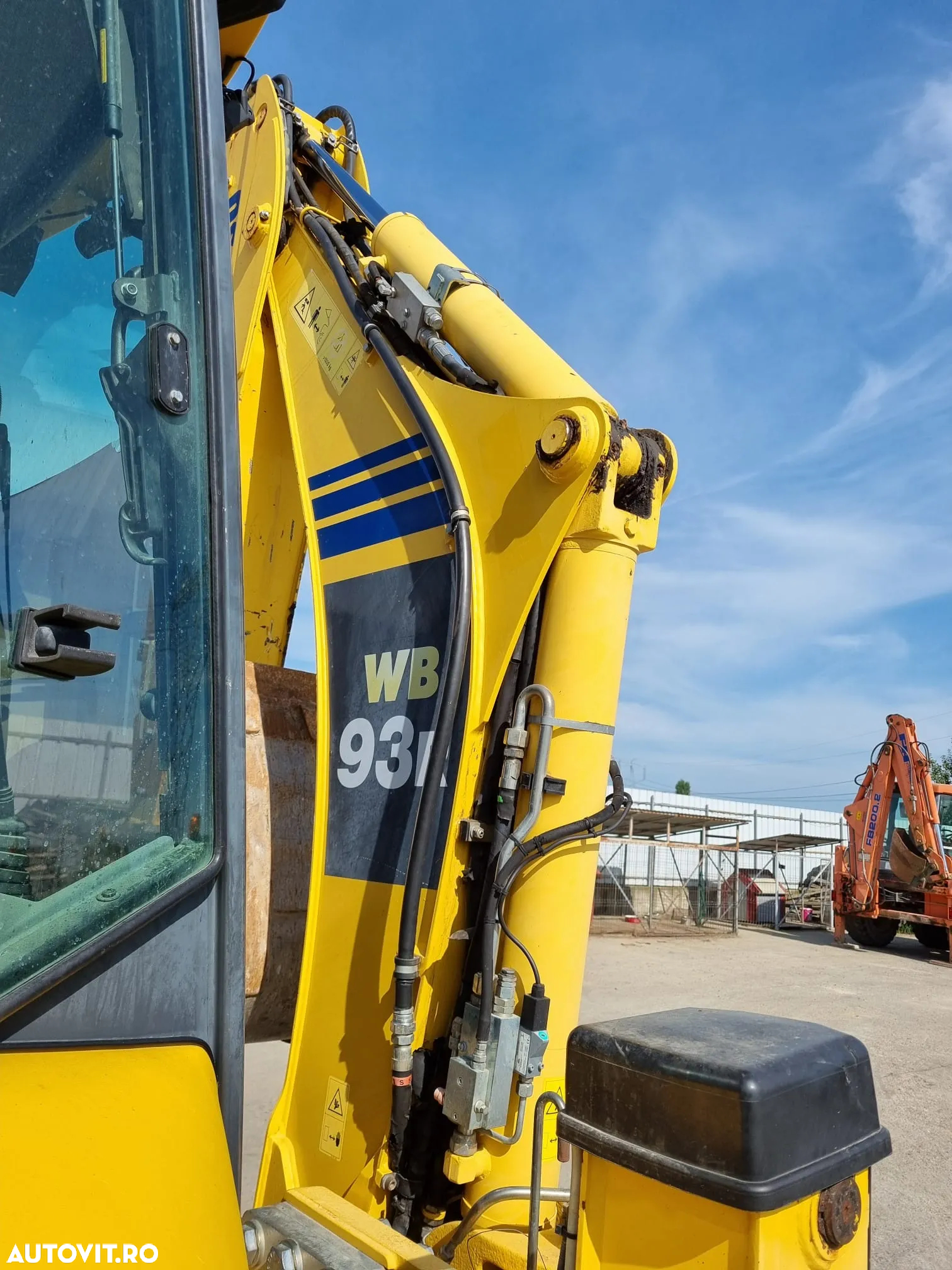 Komatsu WB 93 R-5 - 13