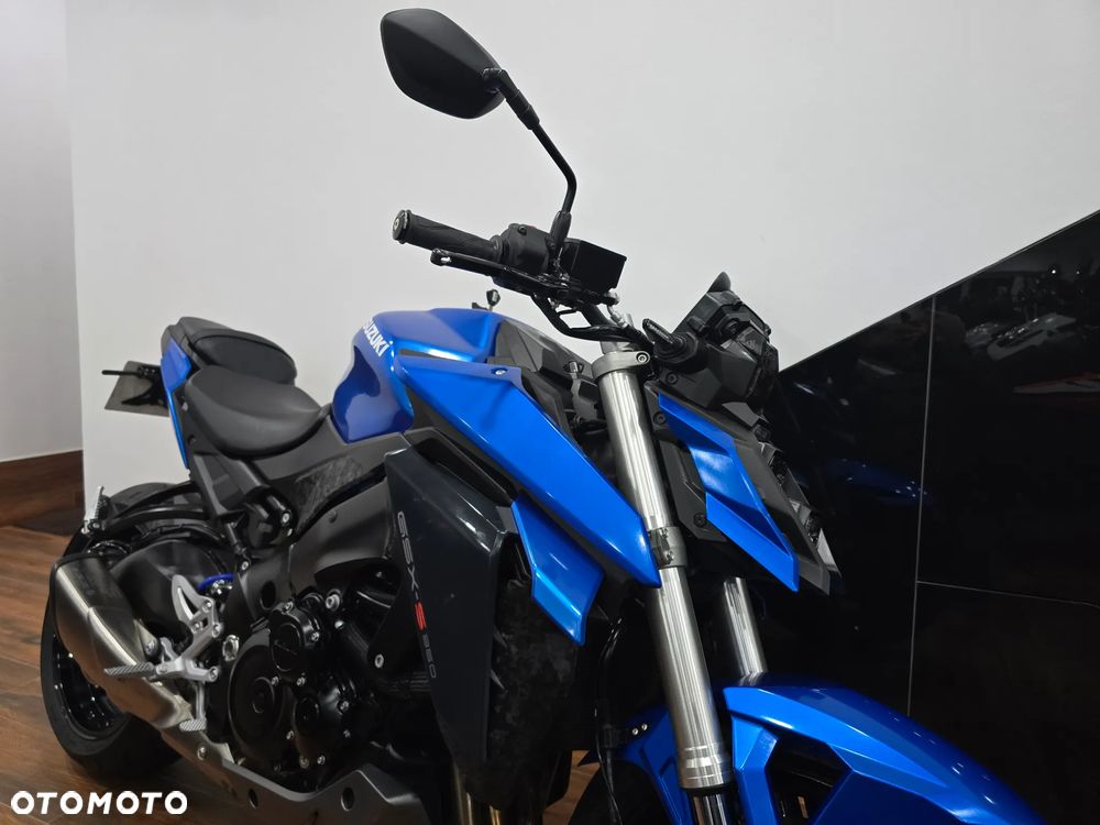 Suzuki GSX - 22