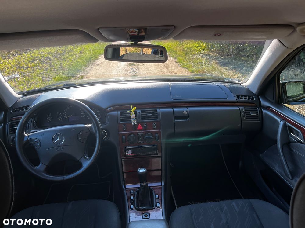 Mercedes-Benz Klasa E 200 T Classic - 13