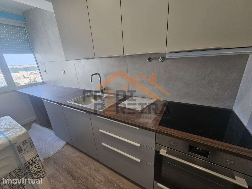 Situado na Arroja, T2 remodelado, com muita luz natural.