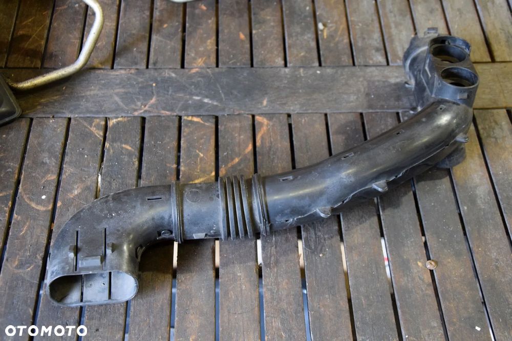 Renault Clio III 3 1.6 Rura przewód dolotu wlot powietrza rezonator 8200305467 - 1