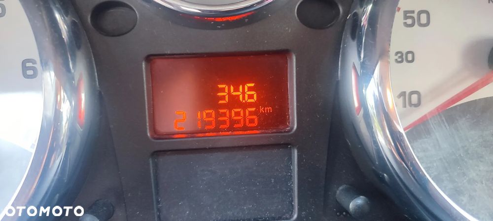 Peugeot 207 2011 photo 3