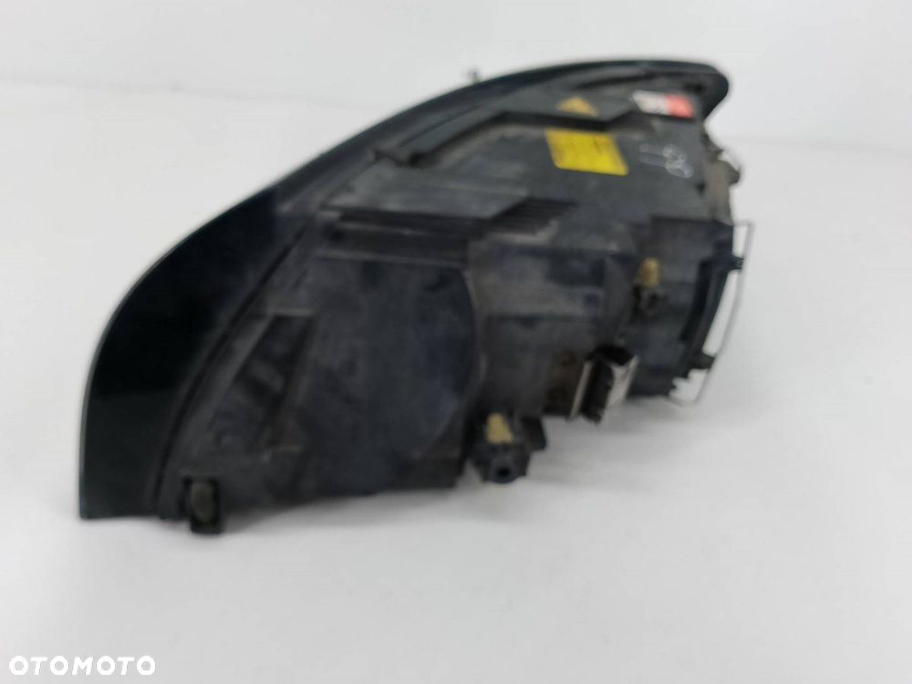 LAMPA PRZÓD PRAWA XENON VOLVO V50 30744682  0301198278  AL - 6