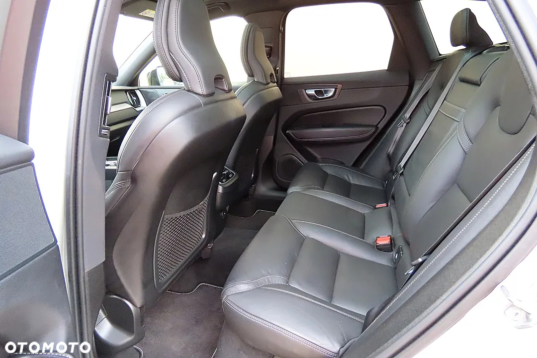Volvo XC 60 B5 D AWD Ultimate Dark - 28